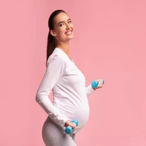 صورة لامرأة حامل تمارس التمارين الرياضية