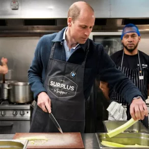 الأمير ويليام Prince William يشارك في الطهي في جمعية Surplus to Supper (مصدر الصورة: Alastair Grant / POOL / AFP)
