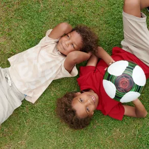 صورة أطفال في ملعب كرة القدم