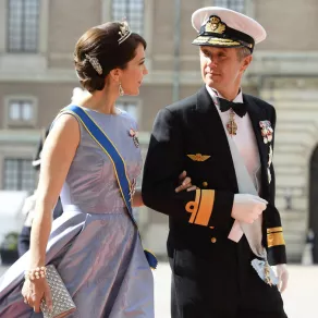 الأمير فريدريك والأميرة ماري Princess Mary of Denmark and Prince Frederik في السويد عام 2015 "الصورة قبل توليهما العرش" (مصدر الصورة: JONATHAN NACKSTRAND / AFP)