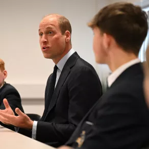 الأمير ويليام إلى جانب التلميذ Prince William and Freddie Hadley في المدرسة (مصدر الصورة: Oli SCARFF / POOL / AFP)