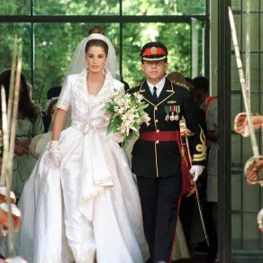 الملكة رانيا والملك عبدالله بن الحسين يوم زفافهما (مصدرالصورة: RABIH MOGHRABI / AFP)