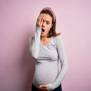 صورة لامرأة حامل تشعر بالنعاس