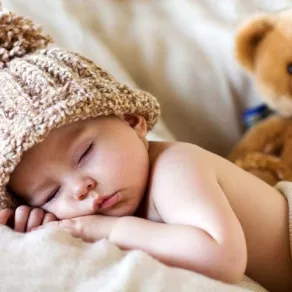 صورة لطفل نائم على بطنه
