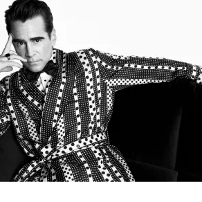 كولين فاريل يرتدي البدلة الحريرية المنقطة في الحملة الإعلانية لدار دولتشي آند غابانا Dolce & Gabbana