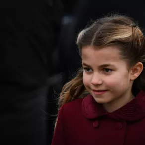الأميرة شارلوت Princess Charlotte في فعاليات يوم الكريسماس عام 2022 (مصدر الصورة: Daniel LEAL / AFP)