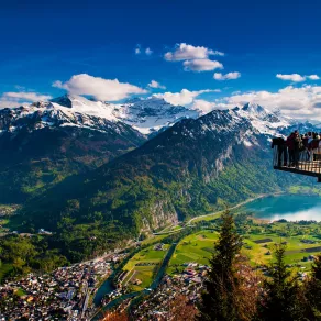 جبال الألب السويسرية تمتاز بتضاريسها الخلابة 