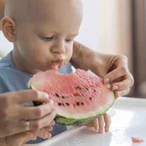 صورة لطفل رضيع يتناول البطيخ
