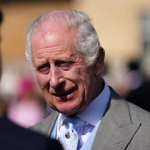 الملك تشارلز الثالث في قصر باكنغهام بوسط لندن (King Charles III at Buckingham Palace in central London). مصدر الصورة: Jordan Pettitt / POOL / AFP