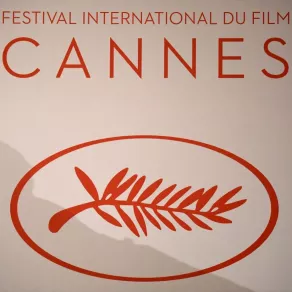 شعار مهرجان كان السينمائي الدولي (Logo of the International Cannes Film Festival). مصدر الصورة: Lionel BONAVENTURE / AFP