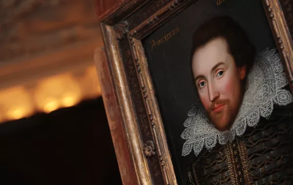 يعد ويليام شكسبير أعظم شاعر مسرحي في تاريخ الأدب العالمي - (الصورة من: LEON NEAL : AFP)