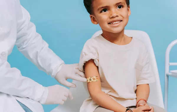 صورة طفل يتلقى اللقاح
