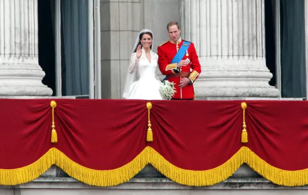 الأمير وليام وزوجته كيت على شرفة قصر باكنغهام (Prince William and his wife Kate on the balcony of Buckingham Palace). مصدر الصورة: GEOFF CADDICK / AFP