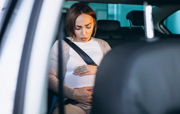 صورة لحامل تشعر بخضخضة السيارة