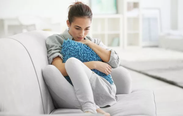 امرأة تعاني من اضطرابات الدرورة الشهرية بسبب تكيس المبايض