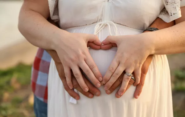 صورة لحامل وزوجها يشعران بحركة الجنين