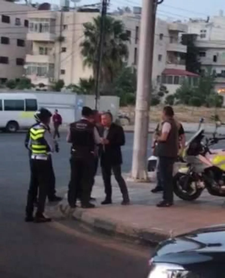 الملك الأردني برفقة رجال شرطة السير.jpg