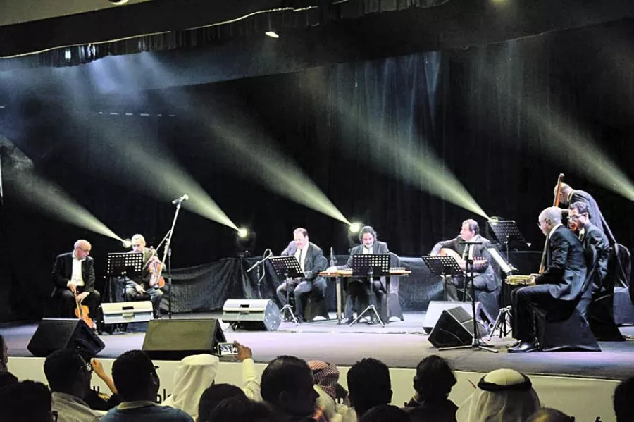 جمهور الدمام يتفاعل مع فرقة "التخت الشرقي" المصرية