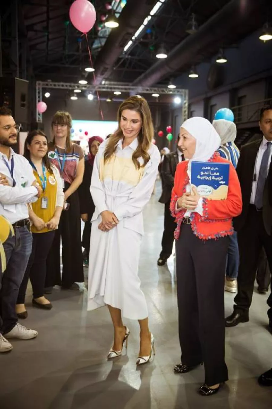 الملكة رانيا في زيارة إلى مهرجان يوميات لوني بالوني.jpg