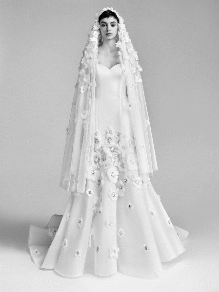 فستان زفاف مزين بالورود