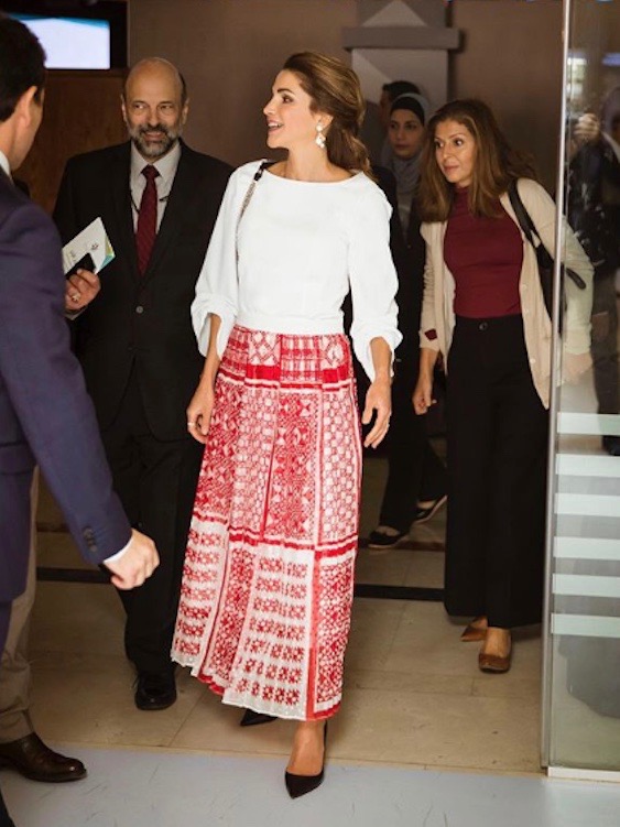 الملكة رانيا في التنورة المعرقة