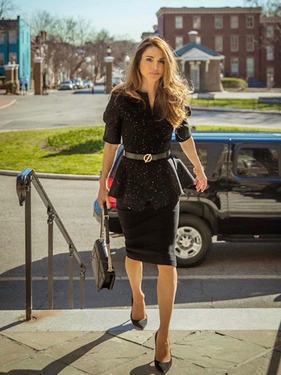 التنورة الميدي بأسلوب الملكة رانيا 