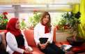 الملكة رانيا خلال لقاء مع فريق قادة الغد.jpg