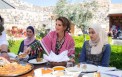 عبرت الملكة رانيا عن سعادتها باللقاء في اربد.jpg