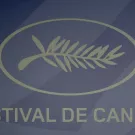 شعار الدورة الـ74 لمهرجان كان السينمائي (Logo of the 74th Cannes Film Festival). مصدر الصورة:  AFP / STEPHANE DE SAKUTIN