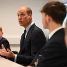 الأمير ويليام إلى جانب التلميذ Prince William and Freddie Hadley في المدرسة (مصدر الصورة: Oli SCARFF / POOL / AFP)