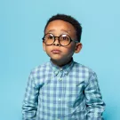 صورة طفل يرتدي النظارات