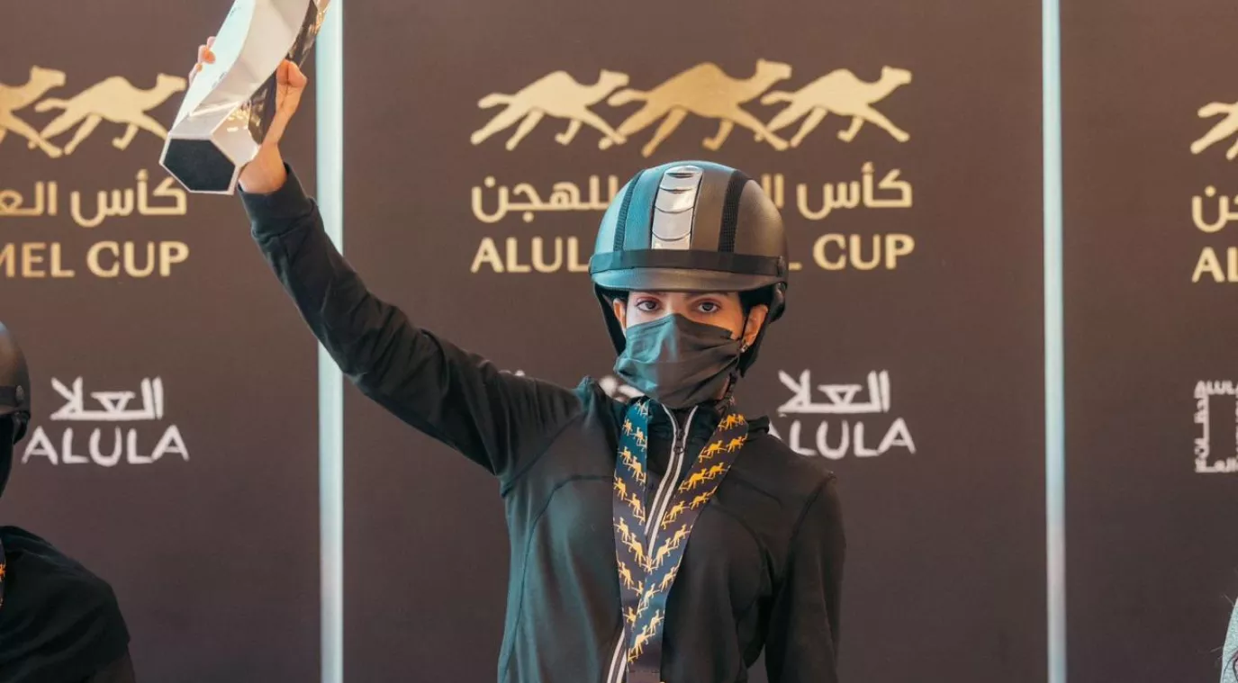 ريما الحربي تحقق المركز الأول في سباق الهجن. الصورة من الحساب الرسمي للاتحاد السعودي للهجن على منصة x