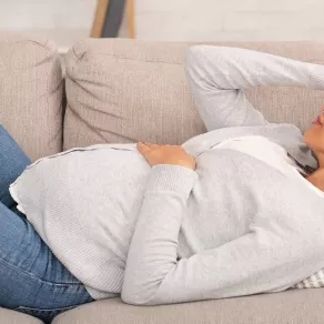 صورة لامرأة حامل تشعر بالتعب