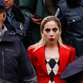 ليدي غاغا أثناء تصوير Joker: Folie à Deux في نيويورك (Lady Gaga filming Joker: Folie à Deux).. مصدر الصورة: KENA BETANCUR / AFP