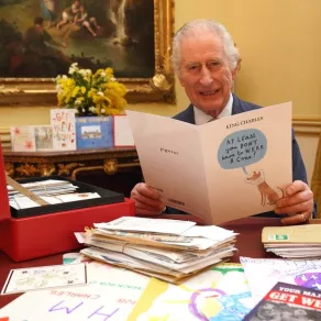 الملك تشارلز King Charles  يقرأ البطاقات (مصدر الصورة: Jonathan Brady / POOL / AFP)
