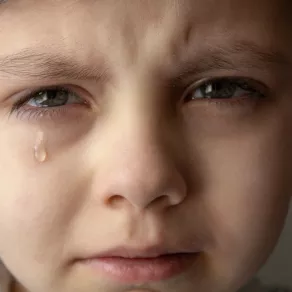 صورة لطفل يبكي