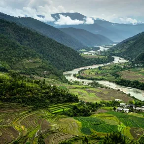 بوتان تشتهر بمناظرها الطبيعية الخلابة 
