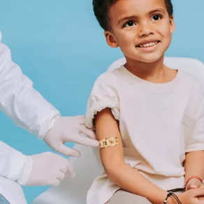 صورة طفل يتلقى اللقاح