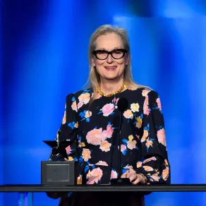 ميريل ستريب خلال حفل توزيع جوائز AFI Lifetime Achievement Awards التاسع والأربعين في هوليوود، كاليفورنيا (Meryl Streep during the 49th AFI Lifetime Achievement Award Gala in Hollywood, California). مصدر الصورة: Alberto E. Rodriguez/Getty Images/AFP