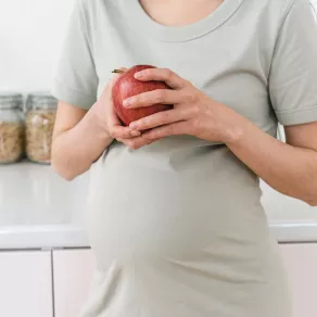 تعالج  الفواكه الحمراء الأنيميا عند النساء الحوامل