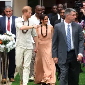 دوق ودوقة ساسكس الأمير هاري Prince Harry وزوجته ميغان ماركل Meghan Markle في نيجيريا (مصدر الصورة: Kola Sulaimon / AFP)