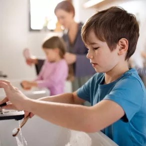 صورة طفل يغسل الأطباق