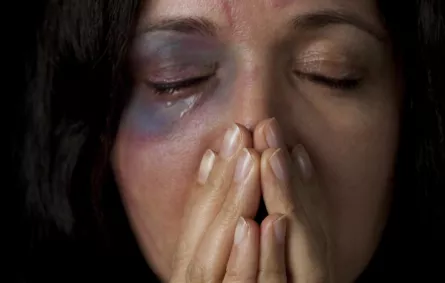 بالفيديو.. عربي يحرق وجه زوجته داخل المحكمة