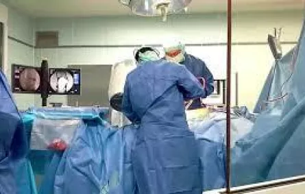 تكتشف «فوطة طبيب» داخل بطنها بعد عام من العملية