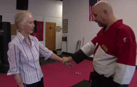 سيدة عمرها 85 عامًا تتعلم فنون الدفاع عن النفس!