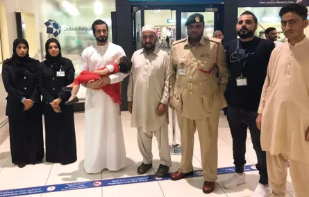أسرة تنسى طفلتها في مطار دبي