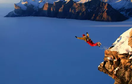 بالفيديو.. سعودية تقفز من أعلى جبل