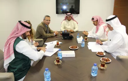 السفارة السعودية بالأردن تسلم 480 طنًا من التمور لبرنامج الغذاء العالمي