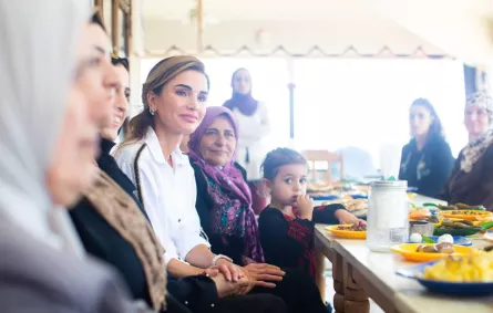 تحدثت الملكة رانيا مع مجموعة من السيدات المستفيدات عن دور الجمعية.jpg