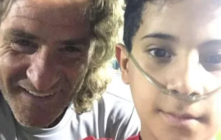 بالفيديو: لاعبو "النصر" يستقبلون طفل "الأُكسجين" بترحابٍ شديدٍ